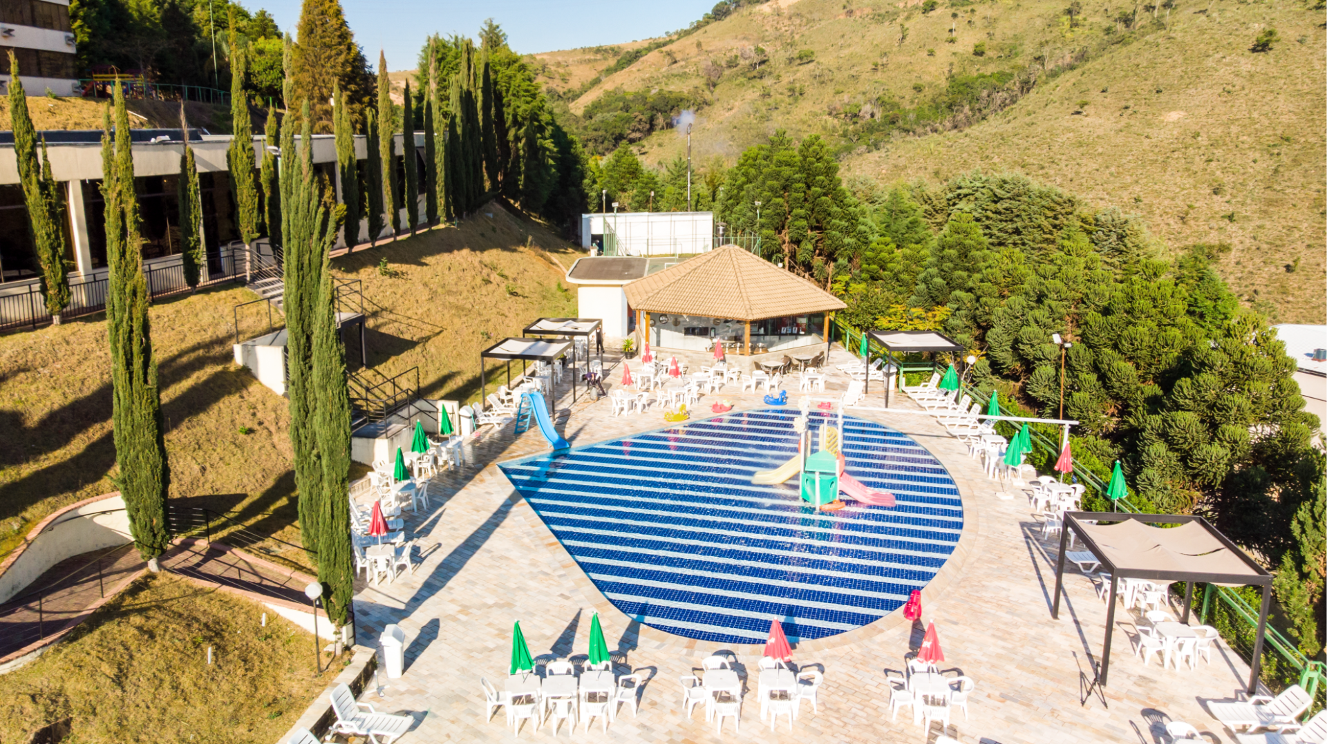 Vista aérea da piscina e do deck do Golden Park