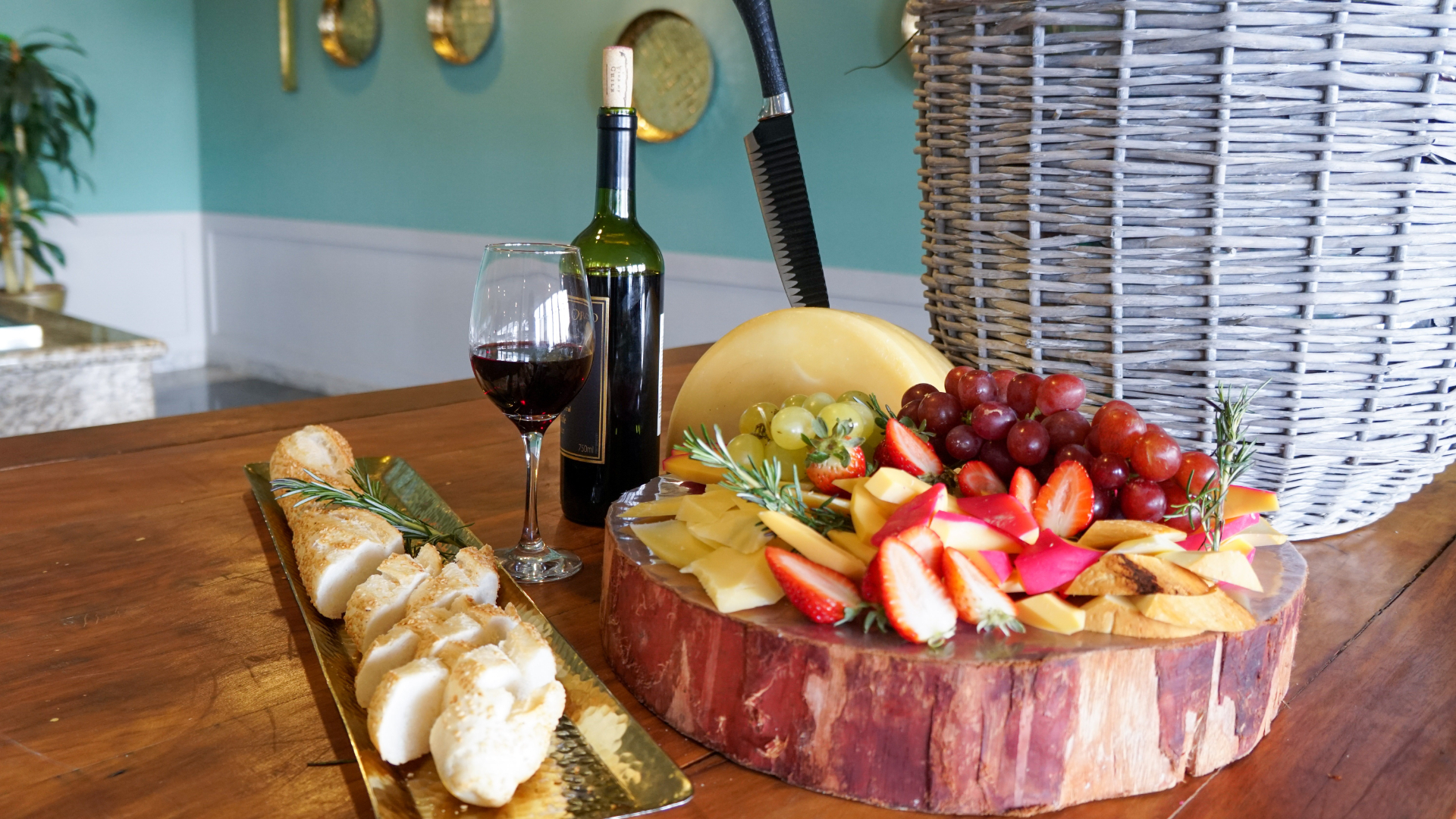Mesa com frutas, queijos e vinho no Golden Park