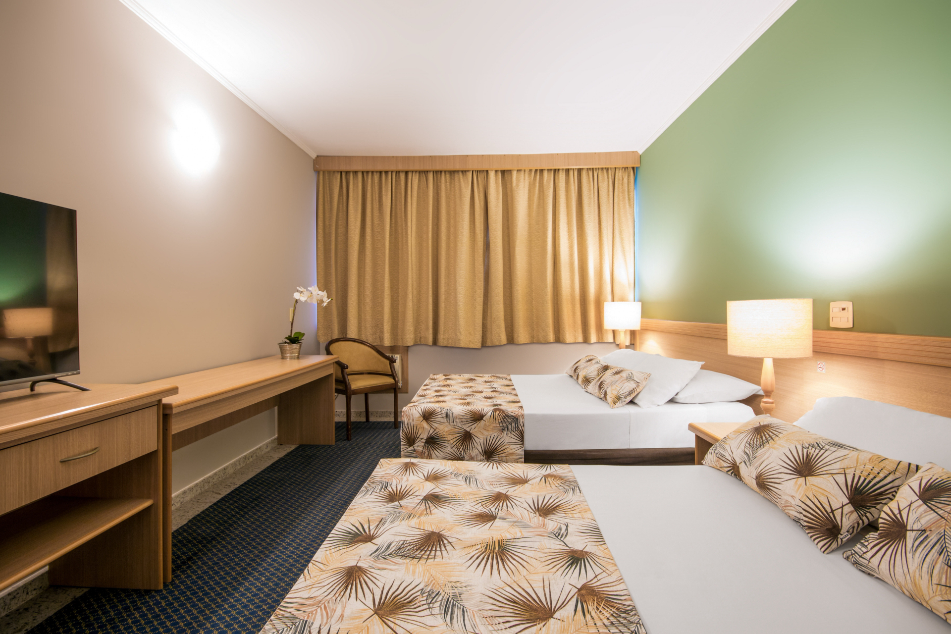 Apartamento do Golden Park com camas de casal e decoração clara