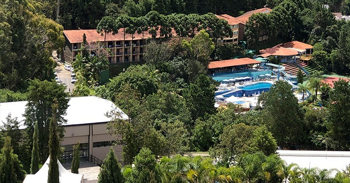 Village Inn em meio à vegetação de Poços de Caldas