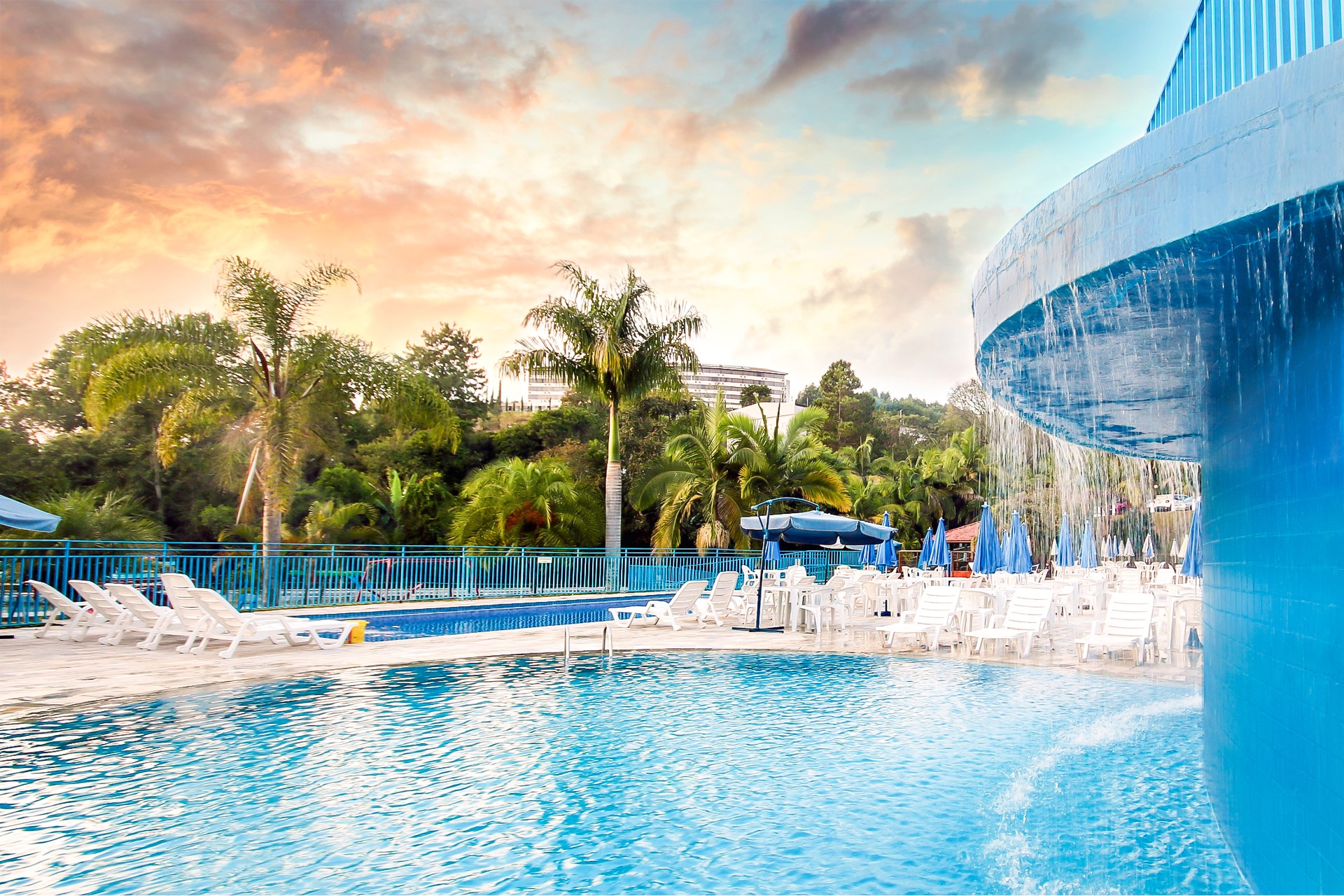 Piscina do Village Inn ao entardecer