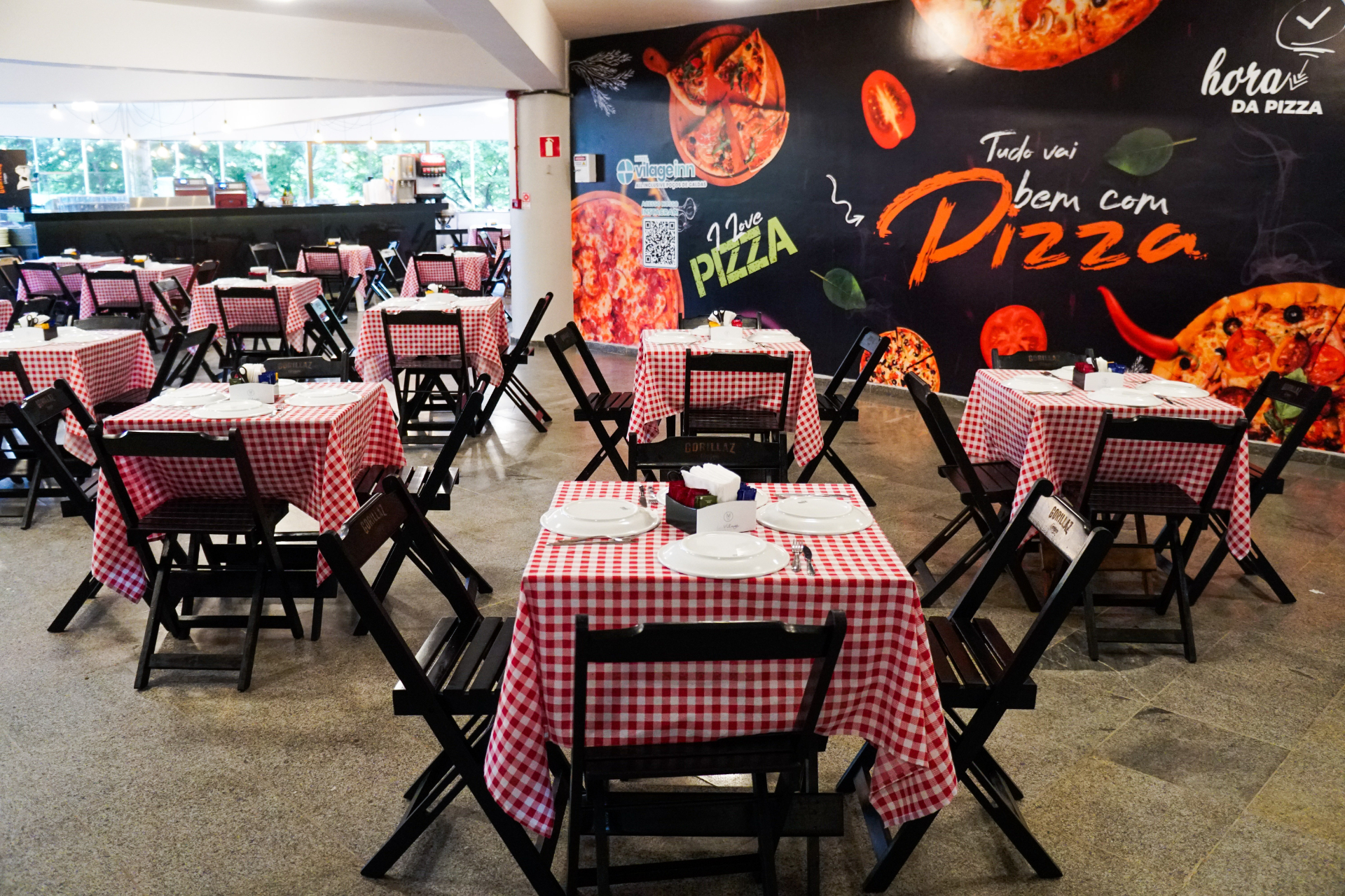 Salão da pizzaria do Village Inn