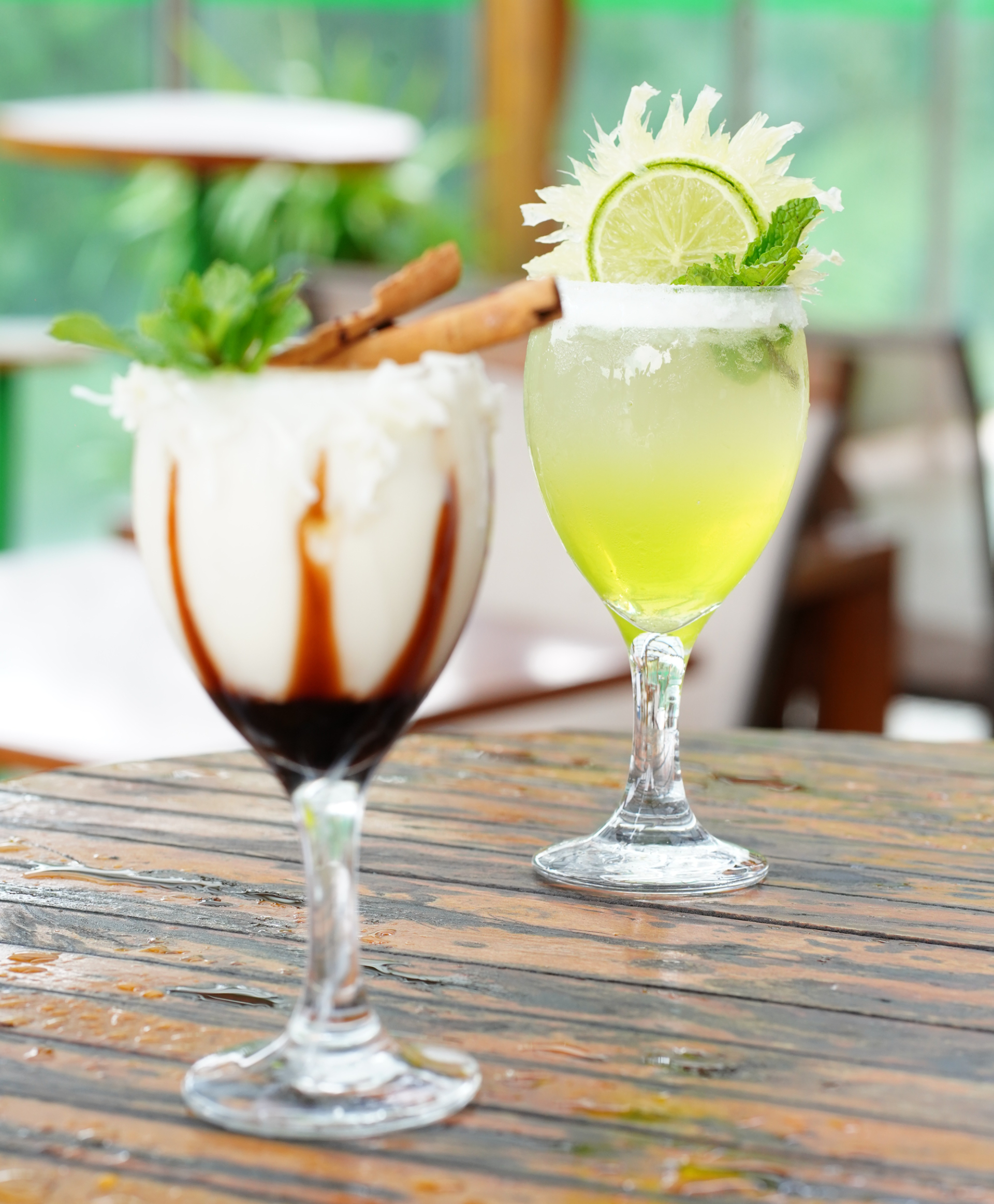 Drinks servidos no bar do Village Inn