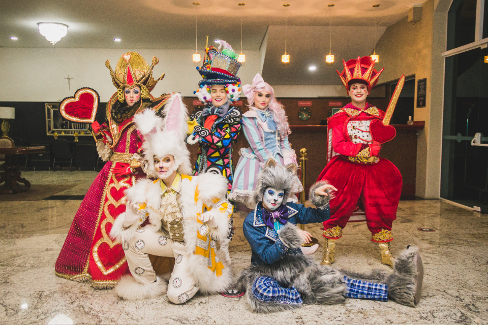 Personagens da Turma da Alice na recepção do Cassino Resort