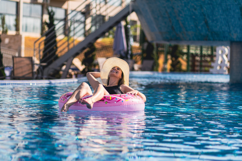 Hóspede relaxando em boia na piscina do Cassino Resort